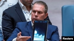 4月14日,以色列驻联合国大使吉拉德·埃尔丹在联合国总部举行的中东局势会议上向安理会成员发表讲话时展示了导弹袭击的视频。