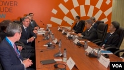 美国国务卿布林肯与日本外务大臣岩屋毅在APEC会议场边举行双边会谈。(2024年11月14日,美国之音记者李逸华拍摄)