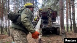 Військовики ЗСУ використовують систему BM21 Град на кордоні Харківщини й Луганщини, 3 листопада 2022. REUTERS/Vitalii Hnidyi