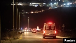 2024年10月13 日,在以色列和真主党之间发生跨境敌对行动之际,一架来自黎巴嫩的无人机袭击了以色列。一辆救护车在袭击现场附近行驶。