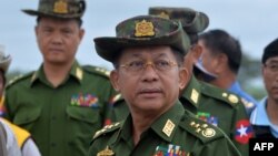 资料照片:缅甸军方领导人敏昂莱视察首都内比都附近的一座受损的桥梁。(2018年8月29日)