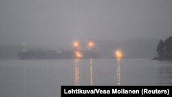 2024 年 12 月 28 日,鹰S号油轮由拖船护送至芬兰湾波尔沃市附近的基尔皮拉赫蒂港。