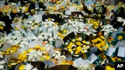 河南郑州市民在地铁5号线站台前给洪灾死难者献花。(2021年7月27日)