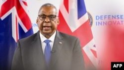 2023年12月1日,在美国加州山景城举行的AUKUS国防部长会议上,美国国防部长劳埃德·奥斯汀在与英国国防部长和澳大利亚副总理兼国防部长的联合新闻发布会上发表讲话。(法新社)