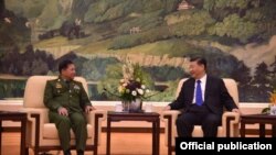 တပ်မတော်ကာကွယ်ရေးဦးစီးချုပ် ဗိုလ်ချုပ်မှူးကြီး မင်းအောင်လှိုင်နဲ့ တရုတ်သမ္မတ Xi Jinping တို့ တွေ့ဆုံစဉ်