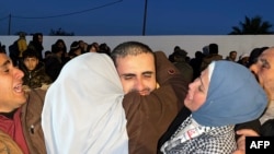 2月27日凌晨,一名巴勒斯坦囚犯在被以色列当局释放后,在加沙地带南部汗尤尼斯的医院与亲属相见。