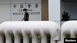 香港民主活动人生黄之锋获保释后离开香港警署,他因被控参加去年未获警方批准的集会而被捕。(2020年9月24日)