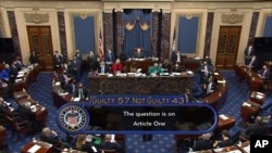 参议院电视画面截图显示,参议院以57票"有罪”和43票“无罪”的最后结果,裁决针对前总统特朗普煽动叛乱的弹劾指控不成立。(2021年2月13日)