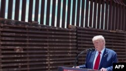 Cựu Tổng thống và ứng viên của Đảng Cộng hoà Donald Trump phát biểu về di dân và an ninh biên giới gần Đài Tưởng niệm Quốc gia tại Đèo Montezuma, Arizona, ngày 22/8/2024.