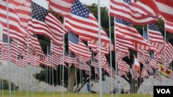 沛普丹大学纪念9-11的旗海(美国之音国符拍摄)