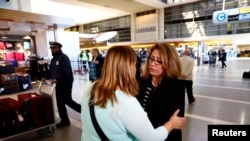 一位伊朗裔美国公民和她的律师在洛杉矶国际机场,该律师正帮助她在伊朗受到美国总统行政命令影响的家人(2017年1月28日)