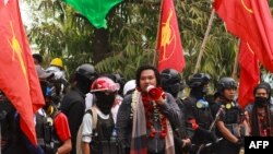 စစ်ကိုင်းတိုင်း မုံရွာမြို့က စစ်ကောင်စီ ဆန္ဒပြပွဲတခုမှာ တွေ့ရတဲ့ မုံရွာသပိတ်ခေါင်းဆောင် ကိုဝေမိုးနိုင်။ (မတ် ၂၈၊ ၂၀၂၁)