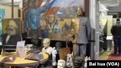 布拉格的共产主义博物馆有马克思和斯大林像和宣传画(2015年)