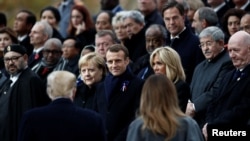 2018年11月11日美国总统唐特朗普和第一夫人梅拉尼娅抵达巴黎,与法国总统马克龙和德国总理默克尔一同出席了一战结束100周年纪念仪式