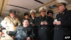 Ракети, якими Росія бомбардує Харків, містять американські і європейські компоненти для навігації. У США стурбовані співпрацею Росії та Північної Кореї. На фото: Кім Чен Ин під час випробувальнь ракети Padasuri-6, 14 лютого 2024. KCNA VIA KNS/AFP
