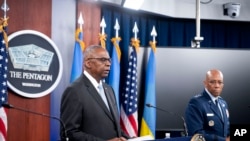 美国国防部长奥斯汀和参联会主席布朗上将在五角大楼举行记者会。(2024年5月20日)