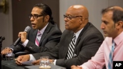 资料照片:2014年9月26日星期五在纽约,美国司法中心主席约瑟夫·惠廷顿(中)就针对印度总理的诉讼发表声明后,古尔帕特万特·潘农(左)律师发表讲话。