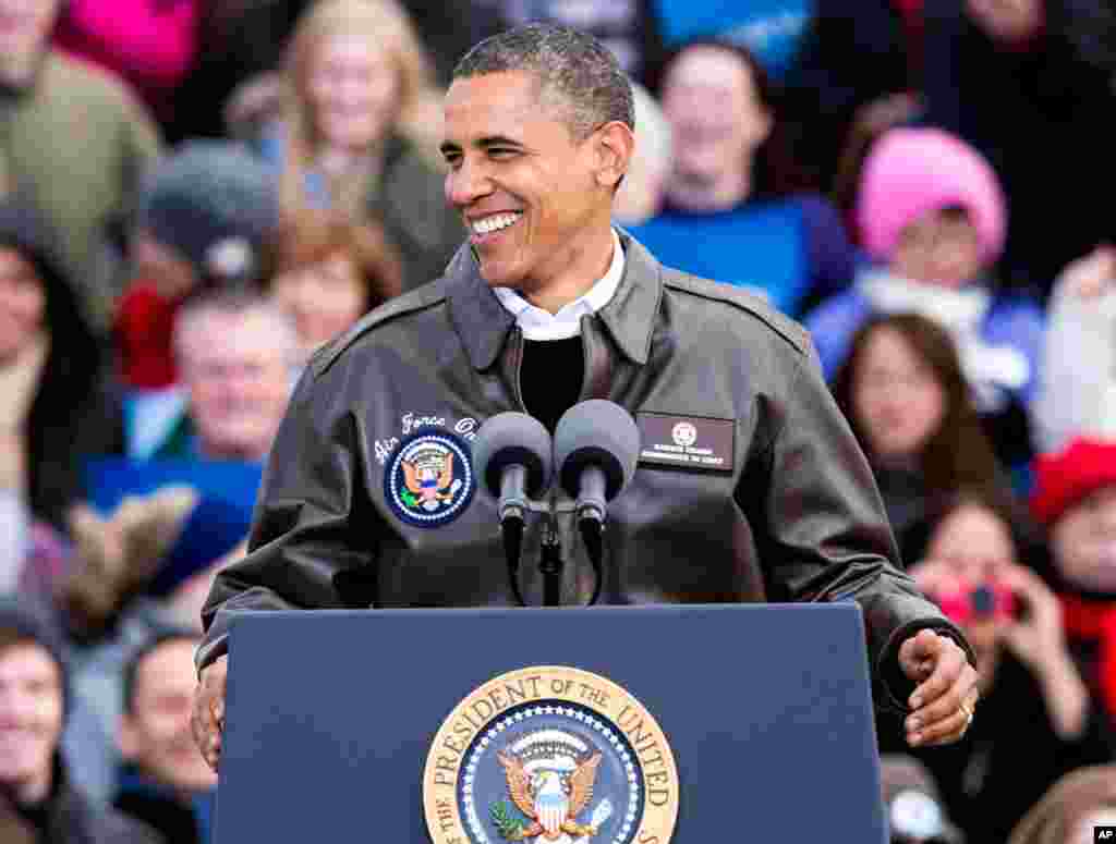 奥巴马的支持者在格林湾奥斯丁-斯特劳贝尔国际机场向他欢呼致意。