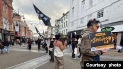 利兹手足连线在英国时间11月30日到英国利兹市中心Briggate大街进行默站抗议。 (图片来源:利兹手足连线 HongKongers in Leeds 脸书网页)