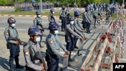 ကန့်ကွက်ဆန္ဒပြသူတွေကို ရဲများက ပို့ဆို့နေပုံ တွေ့ရစဉ်။ (ဇန်နဝါရီ ၂၉၊ ၂၀၂၁)