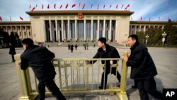 便衣人员在北京人民大会堂前挪动栅栏