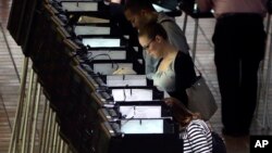 Swing states ထဲမှာ ပါဝင်တဲ့ Florida ပြည်နယ်က မဲဆန္ဒရှင်တွေ မဲပေးနေစဉ်