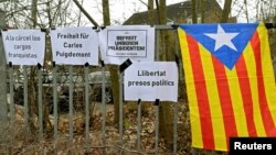 Прапор Каталонії перед в’язницею в Німеччині, де затриманий Карлес Пудждемон