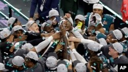 "Філадельфія Іглз" святкує після футбольного матчу Суперкубка НФЛ проти "Канзас-Сіті Чіфс" у неділю, 9 лютого 2025 року, у Новому Орлеані. Фото AP