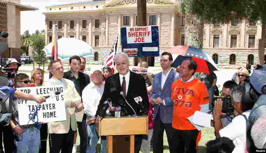 Конгресмен палати представників штату Аризона Джон Каванаг спілкується  з медіа поблизу місцевого капітолію.