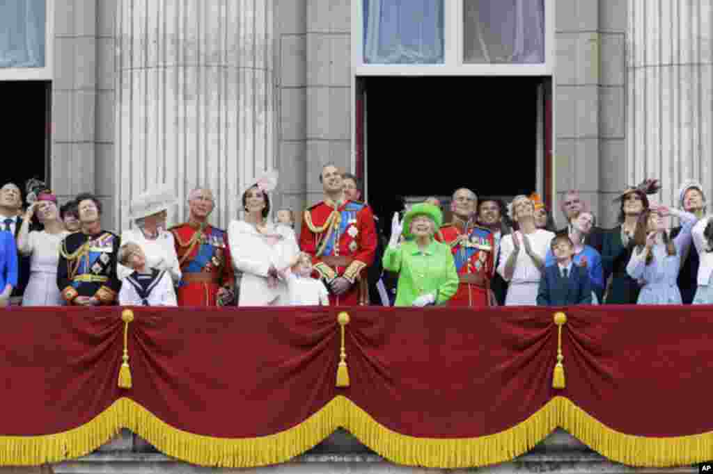 2016年6月11日, 英国女王伊丽莎白二世和全家在白金汉宫的阳台上观看军人们的军旗敬礼分列式。 伊丽莎白二世近年在执行皇家职责时已逐渐退居幕后, 把皇室公务和机会让给王室年轻成员。她从2016年年底开始不再担任25个机构的赞助人。