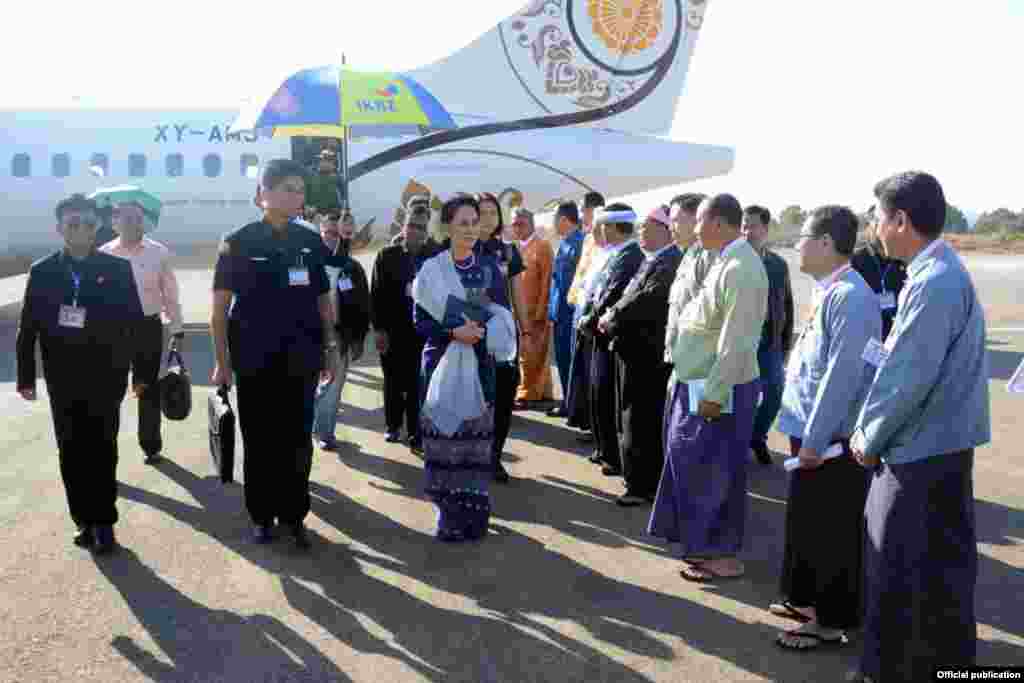 ပြည်ထောင်စုနေ့အခမ်းအနား တက်ရောက်ဖို့ တောင်ကြီးမြို့ကို ဒေါ်စု ခရီးတထောက်နား ရောက်ရှိစဉ်