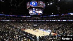 美国NBA洛杉矶湖人队与布鲁克林篮网队在中国上海比赛。(2019年10月10日)