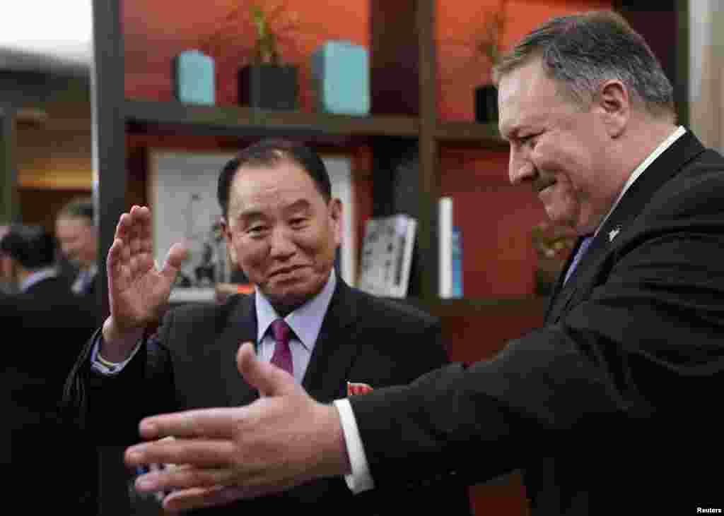 美国国务卿蓬佩奥与朝鲜首席核谈判代表金英哲2019年1月18日在美国华盛顿的一家酒店见面,旨在重振核谈判,为第二次美朝峰会扫清道路。此前,由于美国官员说平壤拒绝满足美方要求,详细开列其导弹与核项目库存清单,核谈判推迟了数月。