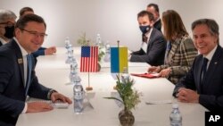 Державний секретар США Ентоні Блінкен з українським міністром закордонних справ Дмитром Кулебою у Стокгольмі, де вони беруть участь у зібранні міністрів країн ОБСЄ. 2 грудня 2021 р.