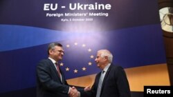 乌克兰外长库列巴(Dmytro Kuleba)与欧盟外交政策负责人博雷利(Josep Borrell)在基辅举行会晤。(2023年10月2日)