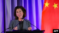 资料照:美国商务部长雷蒙多在旧金山举行的亚太经合组织领导人峰会期间就美中关系发表讲话。(2023年11月15日)