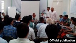 ရွေးကောက်ပွဲဆိုင်ရာ ကျွမ်းကျင်သူ Llenda Jackson-Leslie ရွေးကောက်ပွဲဆိုင်ရာ ဟောပြောဆွေးနွေး။ သတင်းဓာတ်ပုံ-US Embassy Rangoon.