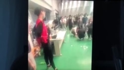 9月4日新入职的苹果代工厂工人领取工作证 9月4日新入职的苹果代工厂工人领取工作证