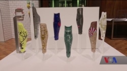 Людині не варто соромитись носити слухові апарати чи протези - дизайнери. Відео