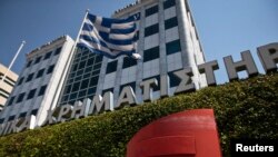 雅典股票交易所门前飘扬着希腊国旗