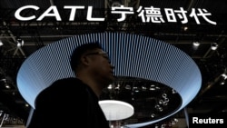 资料照片:中国电池制造商宁德时代在2024年北京国际汽车展览会上的标志。(2024年4月25日)