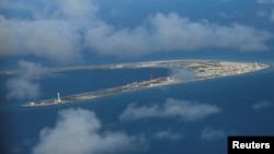 资料照:在南中国海的中国人造岛礁渚碧礁 (2017年4月21日)