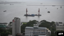 2023 年 8 月 2 日的航拍照片显示马尼拉湾外的美国大使馆建筑群（前景）和填海地点（左上角）。(美联社)