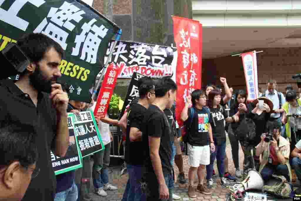 香港多个团体和政党游行示威要求张德江倾听港人民意(美国之音海彦拍摄)