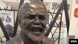 Tượng Lenin tại một cuộc triển lãm ở Moscow trưng bày sự đàn áp của chế độ cộng sản đối với tôn giáo.