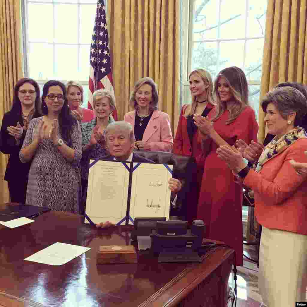 2017年2月28日,美国总统川普签署两个法律,授权美国航天局和国家科学基金会鼓励女子进入STEM领域。这个词头缩写词指的是科学、技术、工程和数学。美国第一夫人和第一女儿在场。