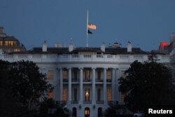 30일 지미 카터 전 미국 대통령 별세 후 워싱턴D.C. 백악관 위에 반기가 게양되어 있다.