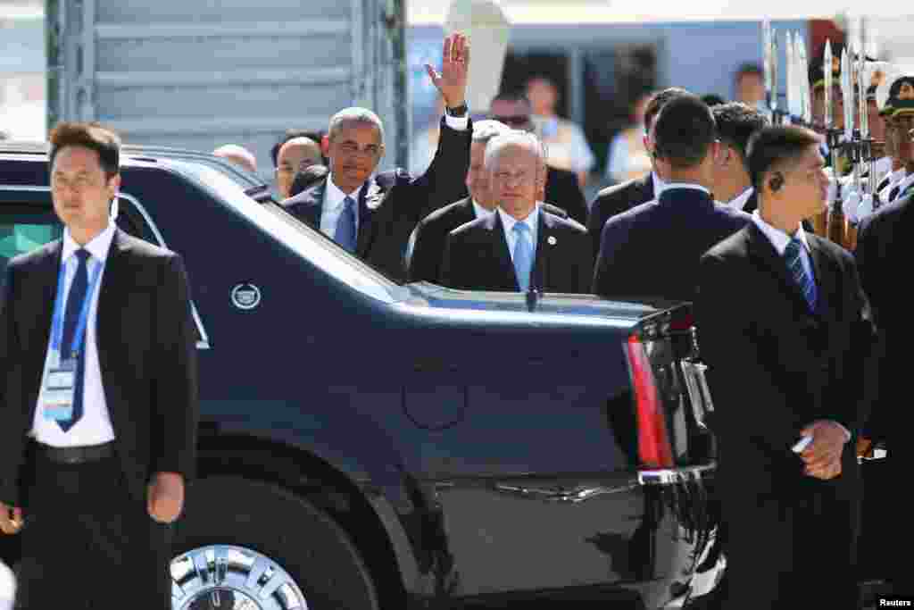 美国总统奥巴马抵达中国杭州萧山国际机场,出席G20峰会。旁边有警卫人员(2016年9月3日)。一个中国官员对那些为了给奥巴马总统拍照而选择位置的白宫记者大喊大叫。一位白宫官员试图干预,表示美国记者站在何处应该由美方决定。美国总统国家安全事务助理赖斯越过现场记者阻隔线,1名中国官员试图阻止她走向总统车队,而且对她讲话不客气,结果1名白宫特勤局特工走到两人之间进行了干涉。 无法确定这名中国官员是否认识赖斯是白宫高级官员而非记者。对此风波, 奥巴马强调人权和媒体自由,但也表示这一争吵不应被夸大。  