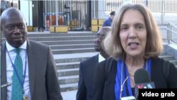 贝里斯常驻联合国大使路易斯杨向记者解释递交联合国秘书长的信函(久岛拍摄)