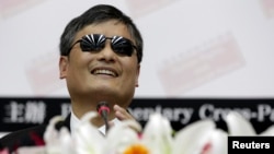 中国异议人士陈光诚2013年6月25日在台湾立法院(资料照片)